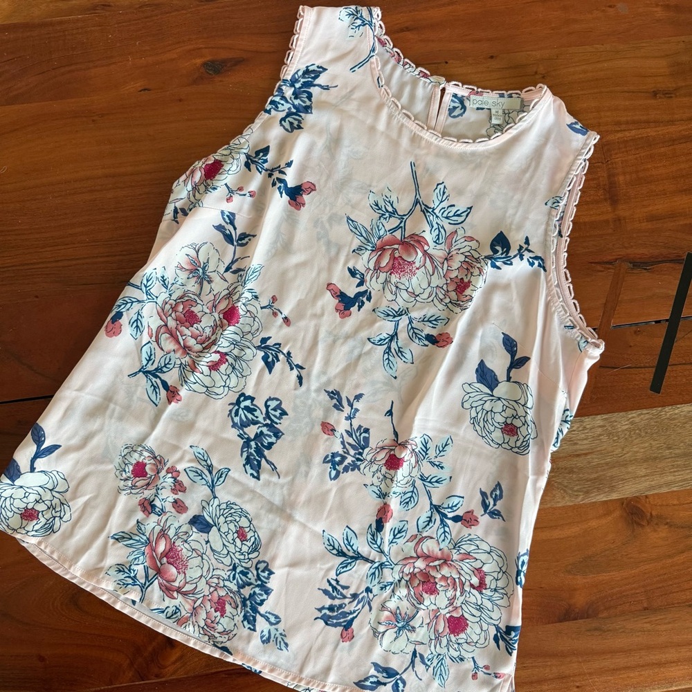 🦊 Elegant Floral Sleeveless Blouse in Pink - Picture 2 of 6